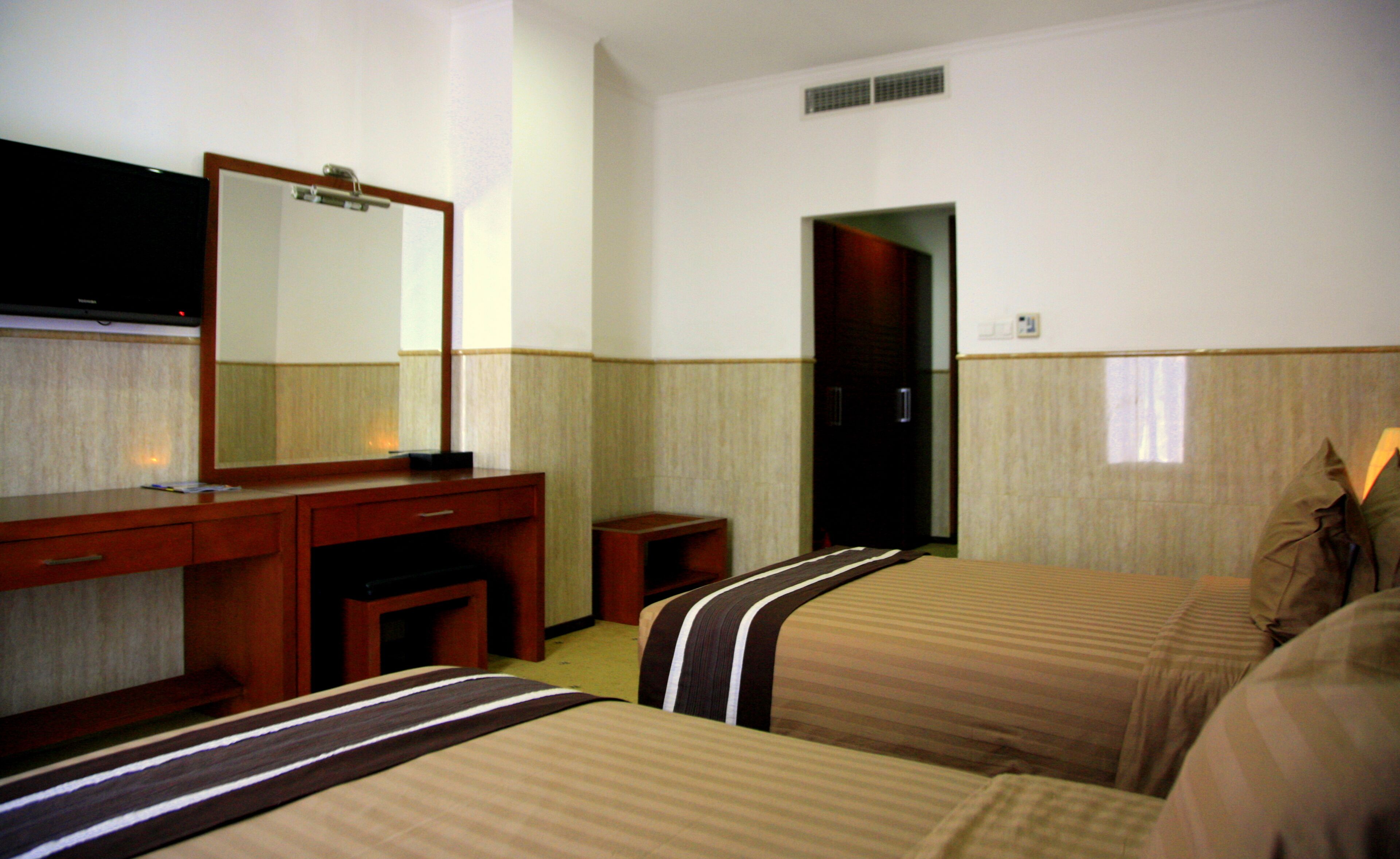 Chambre Supérieure Double ou avec lits jumeaux, 1 lit double ou 2 lits jumeaux, vue jardin | Coffres-forts dans les chambres, bureau, chambres insonorisées