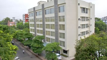 Vista frontal de la propiedad