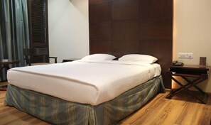 Deluxe Room | Desk, WiFi - Shantai Hotel (Pune)