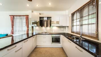 3 Bedrooms Deluxe Villa | Einkaeldhús | Ísskápur í fullri stærð, örbylgjuofn, bakarofn, eldavélarhellur