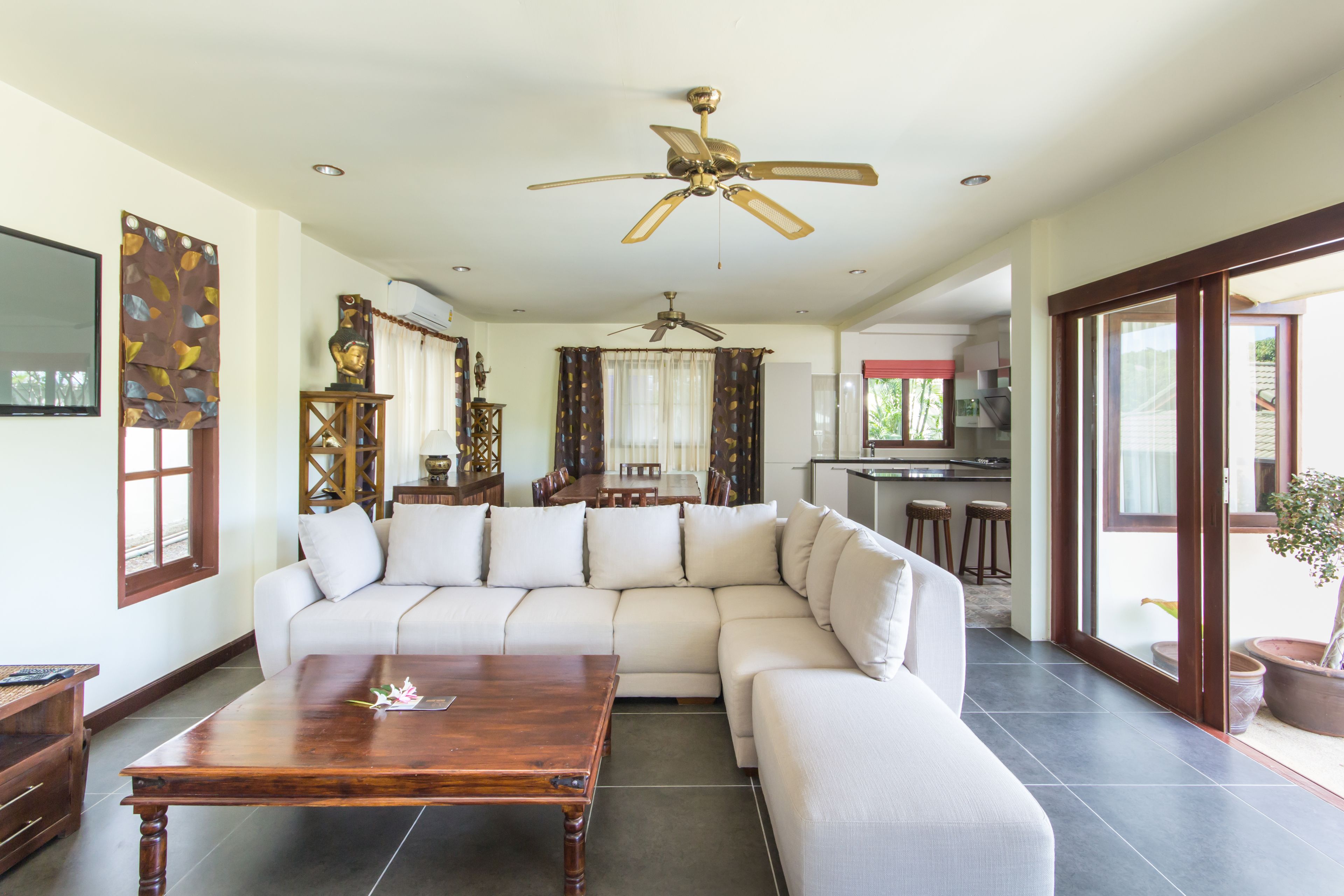 6 bedrooms grand villa deluxe | living area | flat-screen tv, dvd player