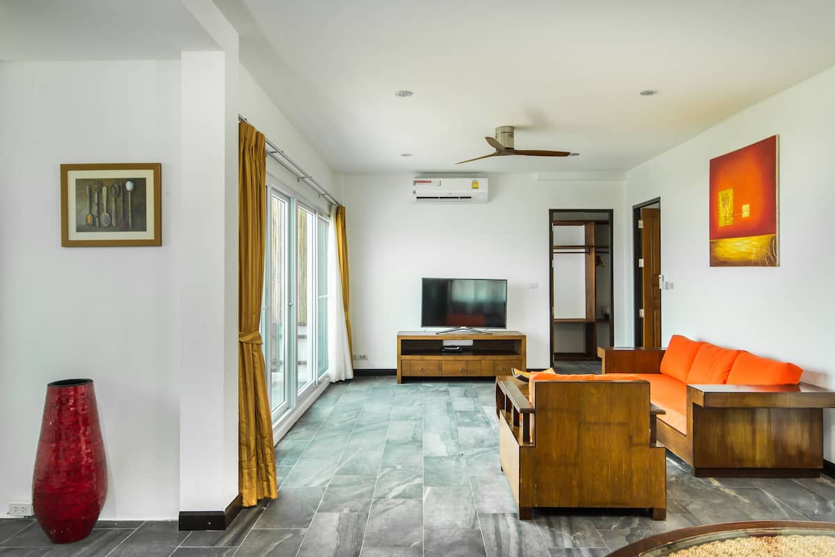 Bay View Apartment 2 Bedrooms | Área de sala de estar | Televisión de pantalla plana de 42 pulgadas con canales vía satélite
