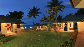 5 Bedrooms Beachfront Exclusive Grand Villa Deluxe | Quang cảnh vườn