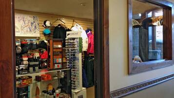 Un magasin de détail où sont exposés divers articles de vêtements et accessoires.