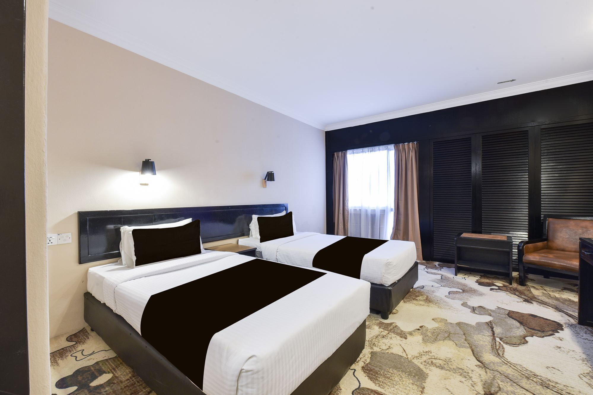 In-room safe, iron/ironing board, free WiFi, alarm clocks