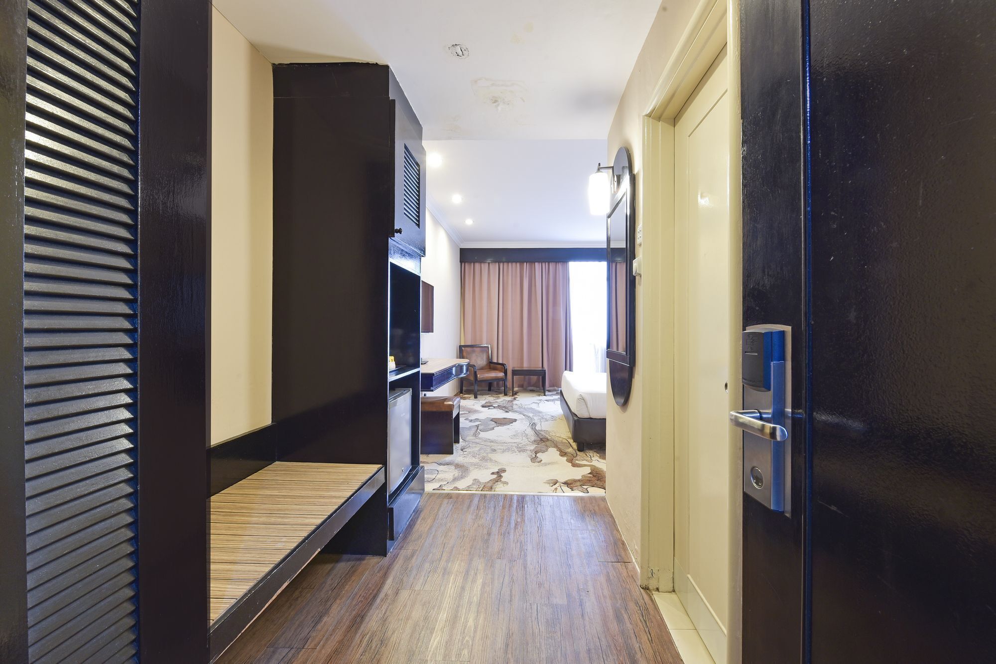 Deluxe King | In-room safe, iron/ironing board, free WiFi, alarm clocks