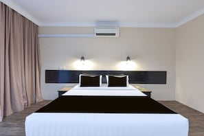 Quarto triplo luxo | Cofres nos quartos, ferros/tábuas de passar roupa, Wi-Fi de cortesia
