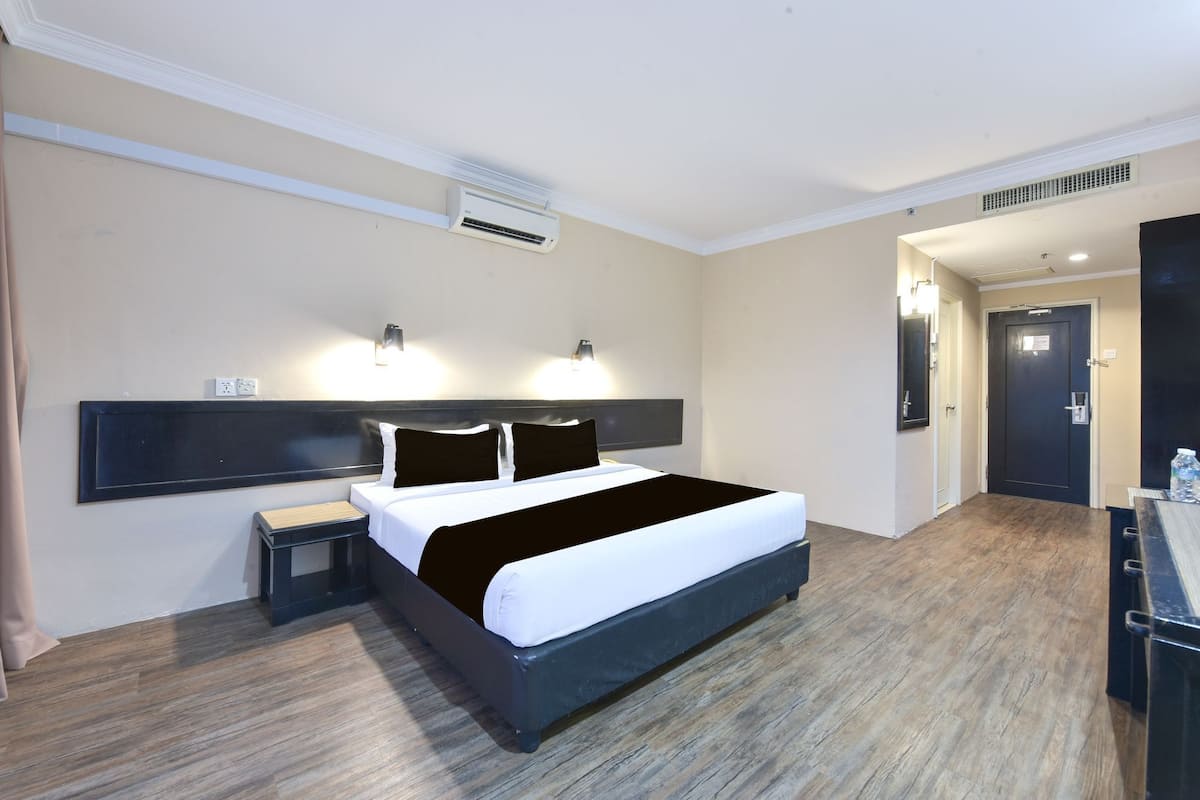 Quarto triplo luxo | Cofres nos quartos, ferros/tábuas de passar roupa, Wi-Fi de cortesia