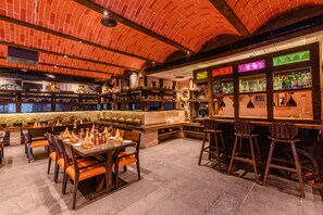 Serviço de café da manhã, almoço, jantar; vistas para a piscina