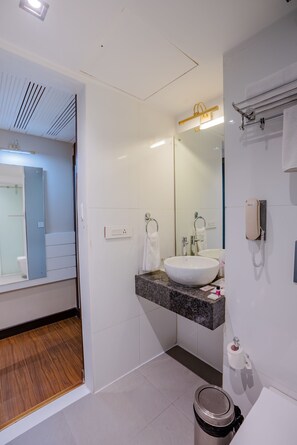 Suíte | Banheiro | Chuveiro, secador de cabelo, roupões de banho, chinelos