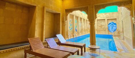 Útilaug, opið kl. 09:00 til kl. 20:00, sólstólar