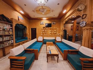 Área de estar no saguão