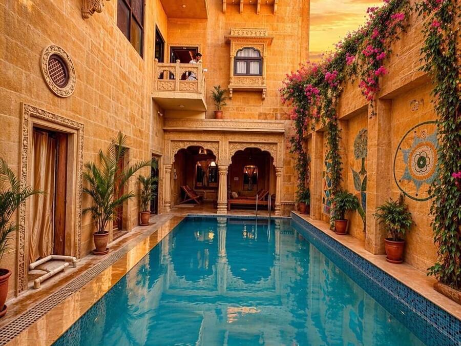 Una piscina al aire libre, sillones reclinables de piscina