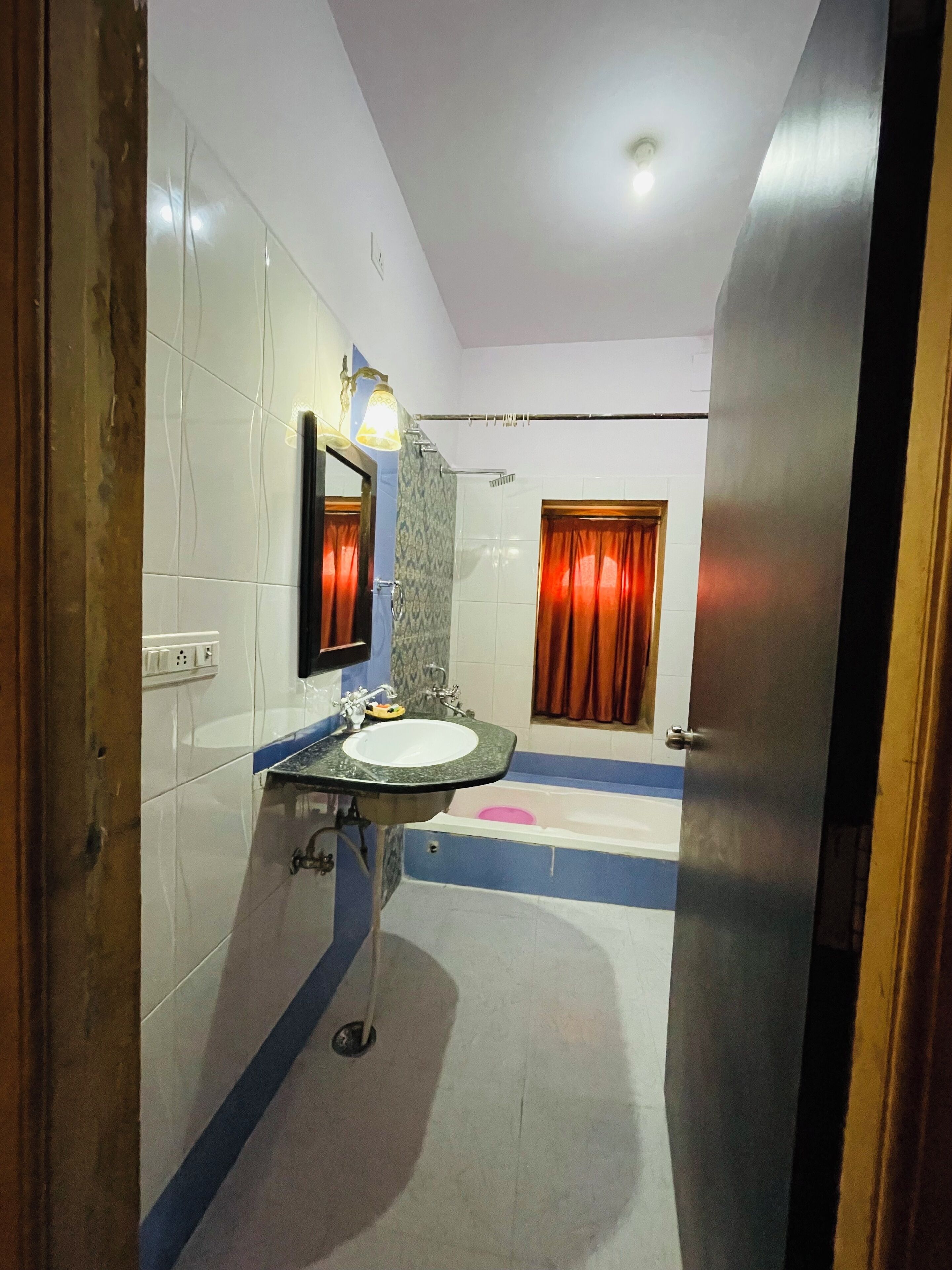 deluxe suite | bathroom | shower, free toiletries, bidet, towels