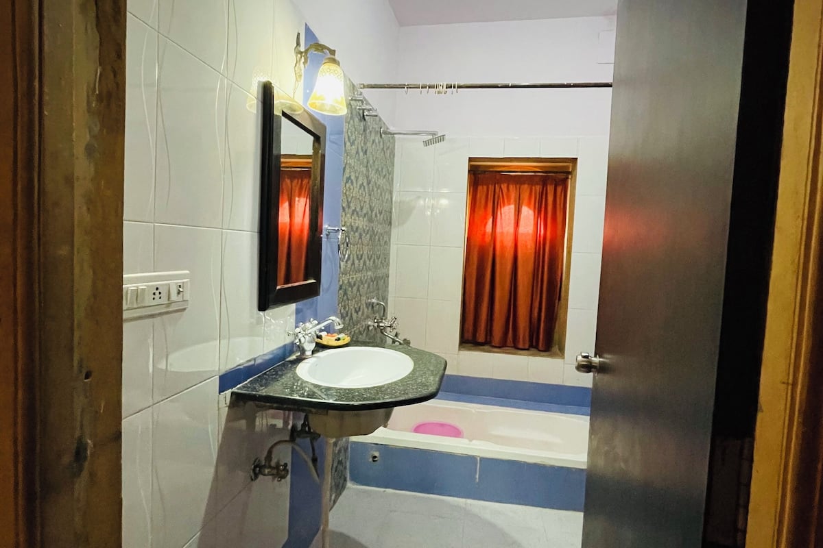 deluxe suite | bathroom | shower, free toiletries, bidet, towels