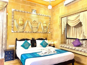 Suíte luxo | Roupas de cama premium, edredons de pluma, cofres nos quartos