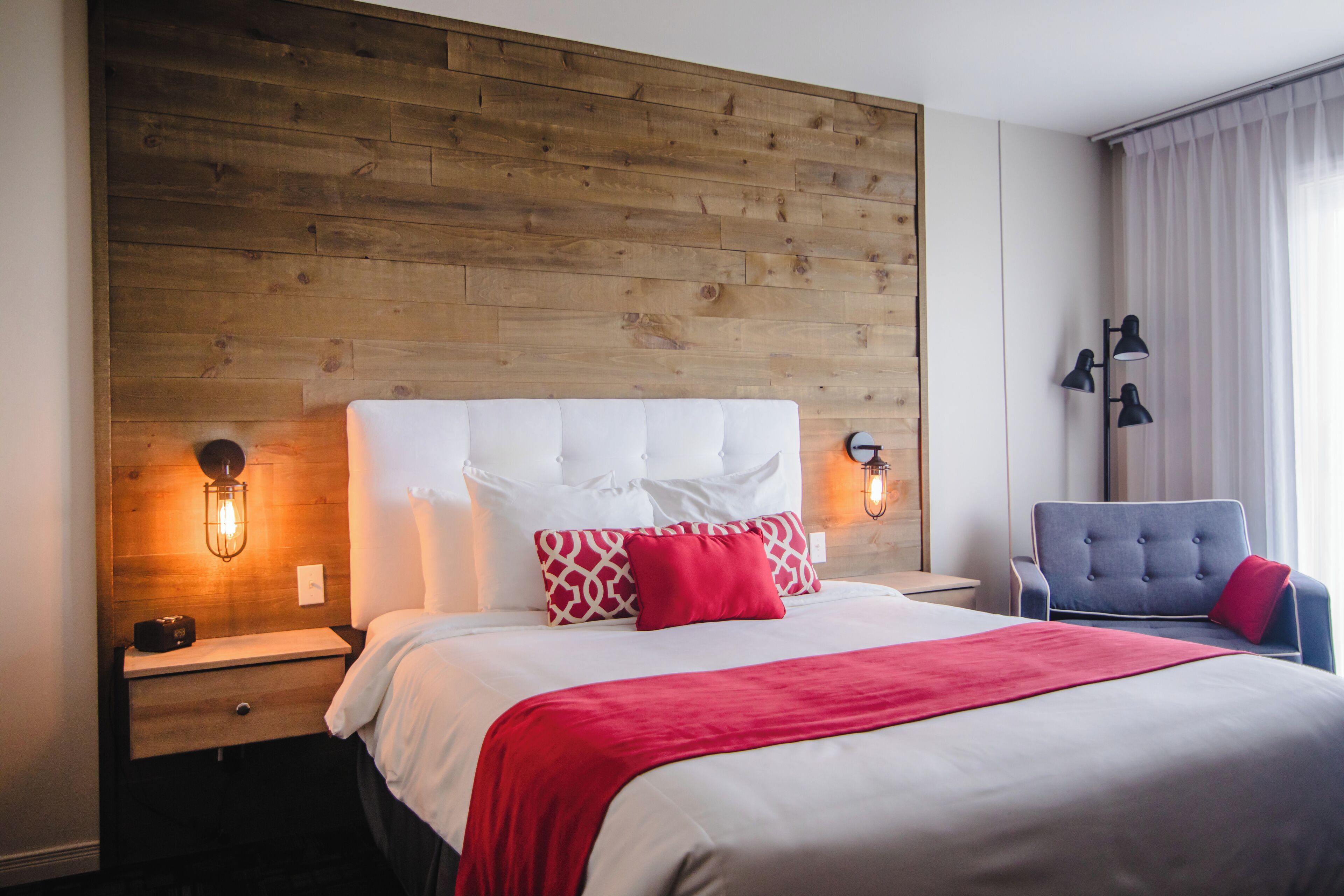 Schreibtisch, Verdunkelungsvorhänge, Bügeleisen/Bügelbrett