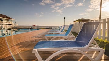 Una piscina al aire libre de temporada