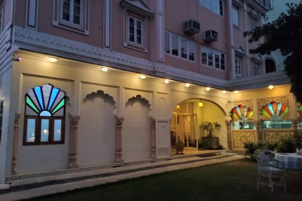 Anuraag Villa
