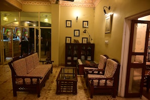 Serviço de café da manhã, culinária indiana, restaurante ao ar livre