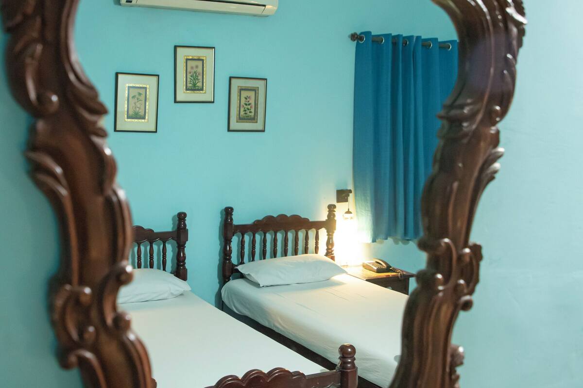 1 bedroom, premium bedding, memory-foam beds, desk