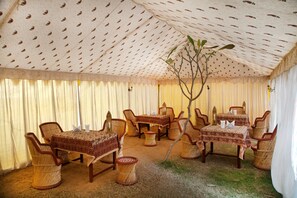 Se sirven desayunos, cenas y cocina india con mesas al aire libre