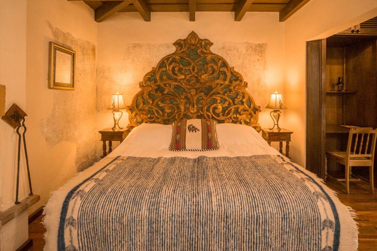 Deluxe kamer, 1 kingsize bed | Een kluis op de kamer, een bureau, geluiddichte muren