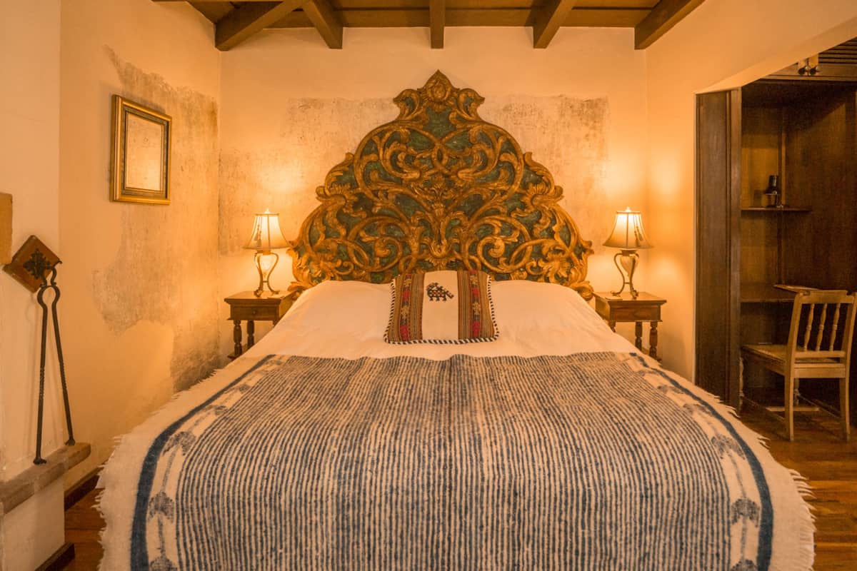 Deluxe Room, 1 Katil Raja (King) | Peti besi dalam bilik, dihias secara berasingan, meja, kalis bunyi