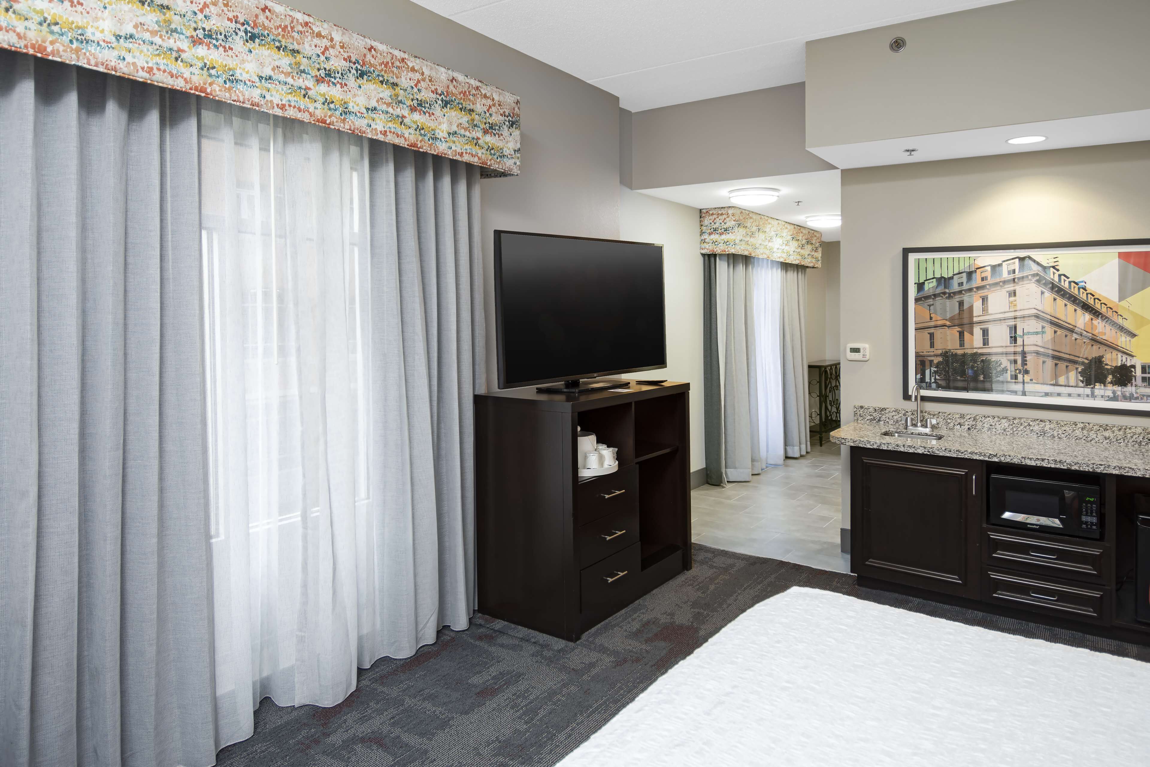 Deluxe, One King Bed | In-room safe, desk, iron/ironing board, free WiFi