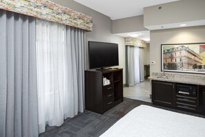 Deluxe, 1 kingsize-seng | Safe på rommet, skrivebord, strykejern/-brett og wi-fi (inkludert)