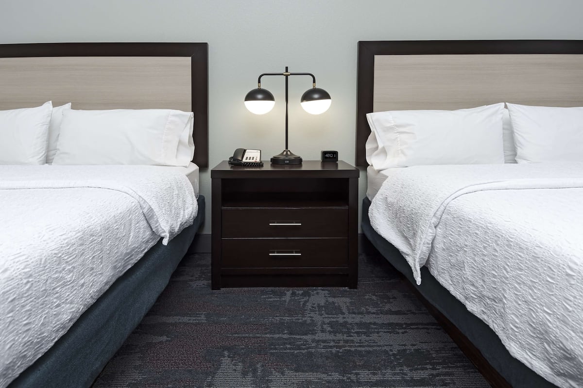2 grands lits queen-size | Coffres-forts dans les chambres, bureau, fer et planche à repasser