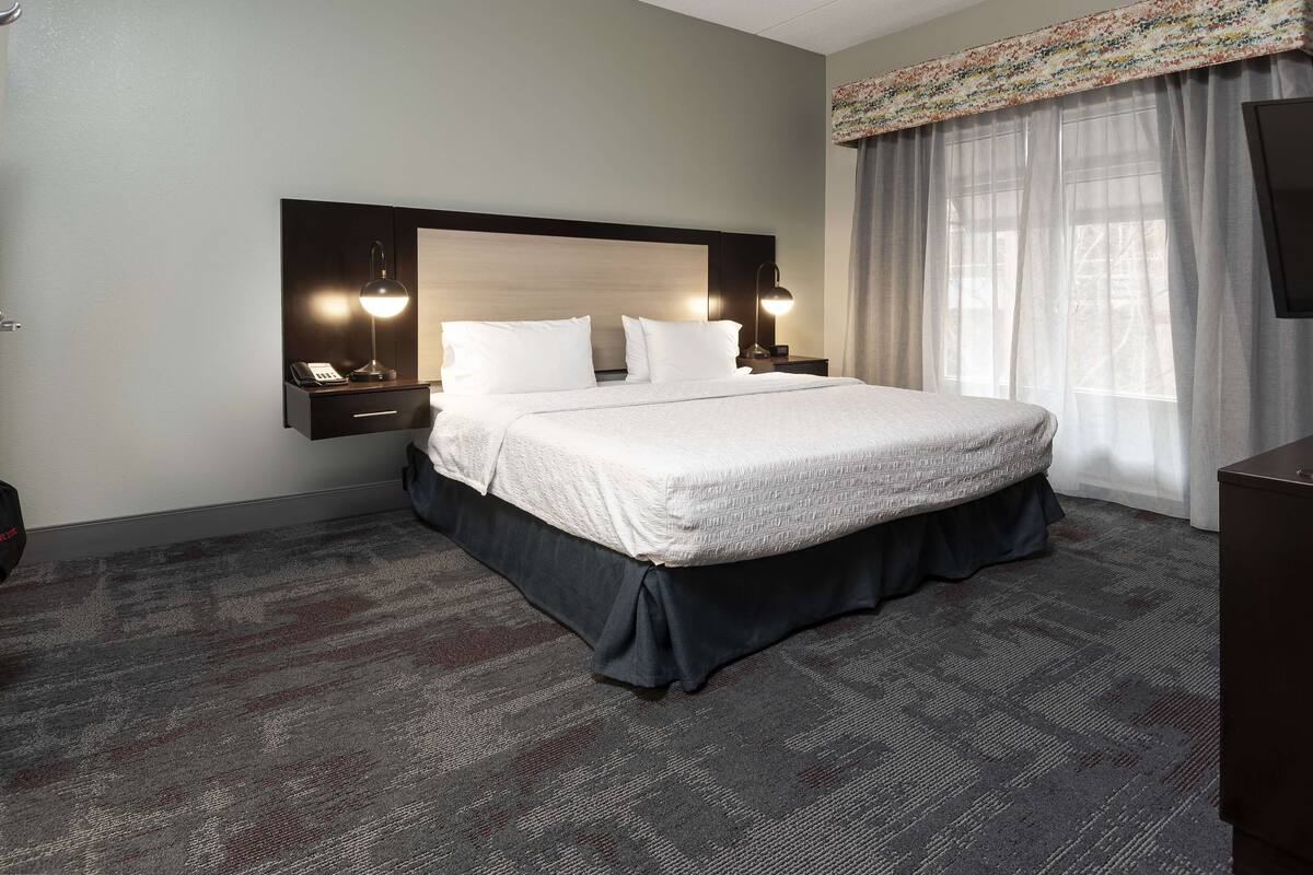 In-room safe, desk, iron/ironing board, free WiFi