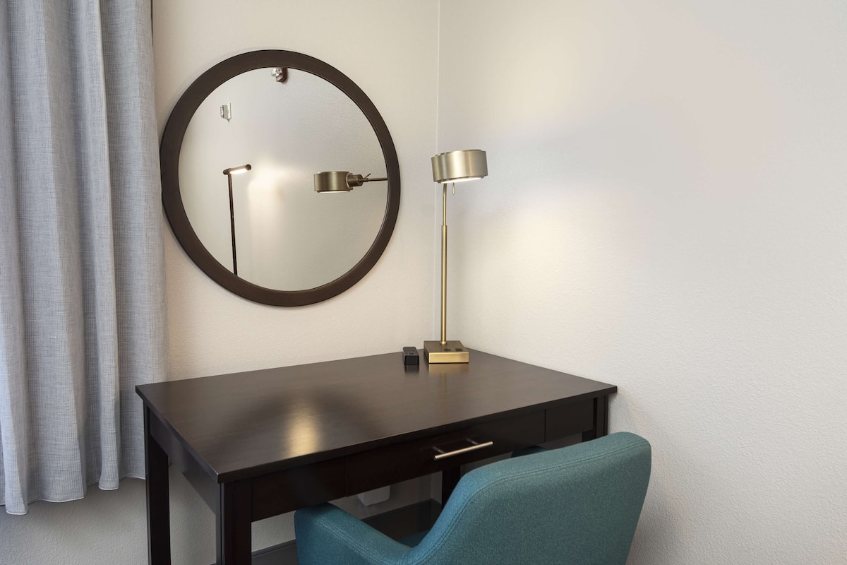 Chambre, 1 très grand lit, accessible aux personnes à mobilité réduite | Coffres-forts dans les chambres, bureau, fer et planche à repasser