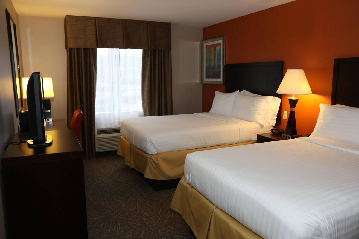 Hypo-allergenic bedding available, pillowtop beds, in-room safe, desk