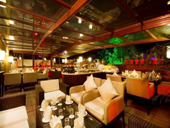 Breakfast, lunch and dinner served