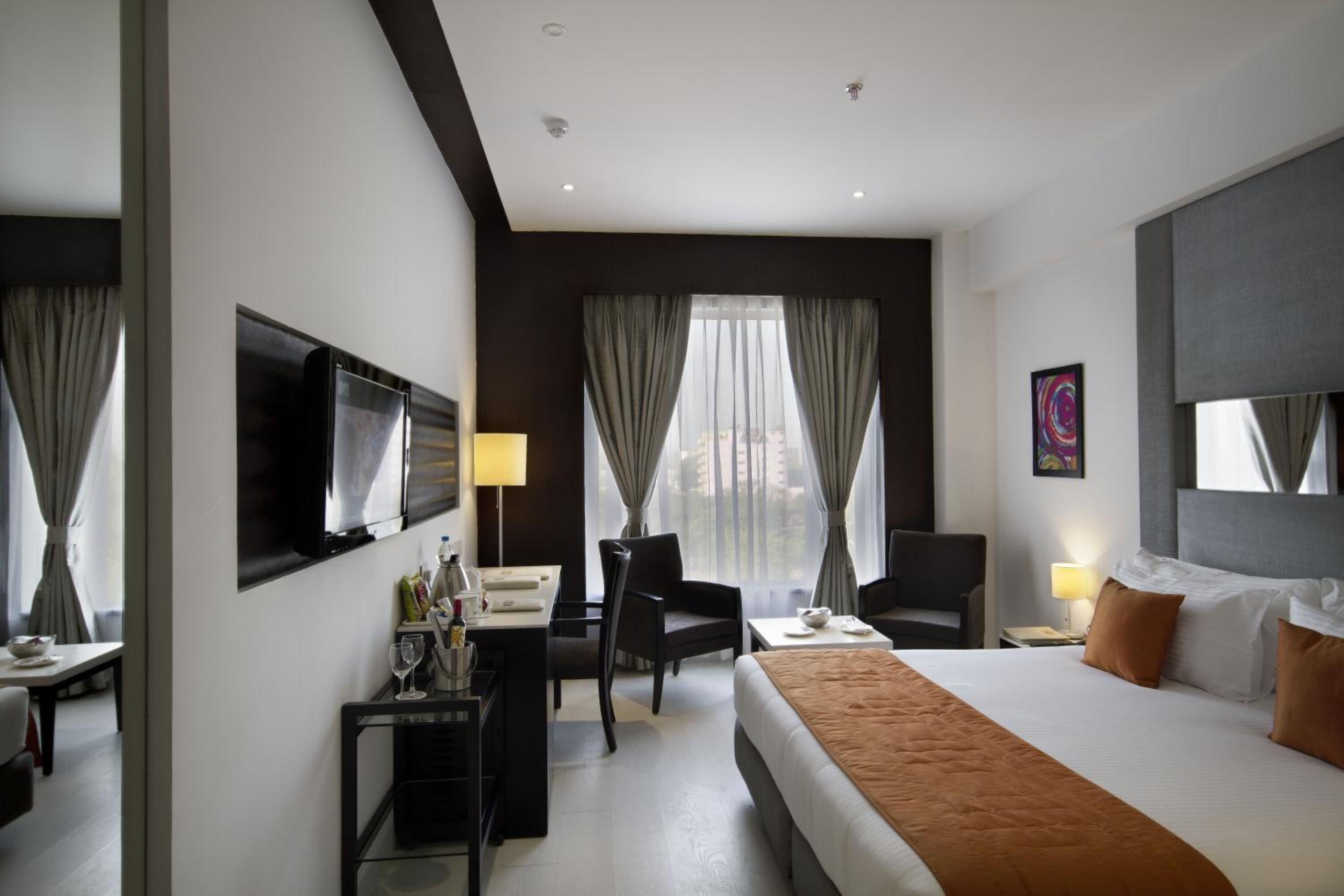 Minibar, una cassaforte in camera, una scrivania