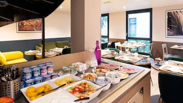 Tägliches Frühstücksbuffet (15 EUR pro Person)