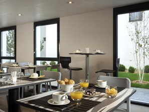 Daily buffet breakfast for a fee - Aparthotel Adagio Lyon Patio Confluence (Lyon)
