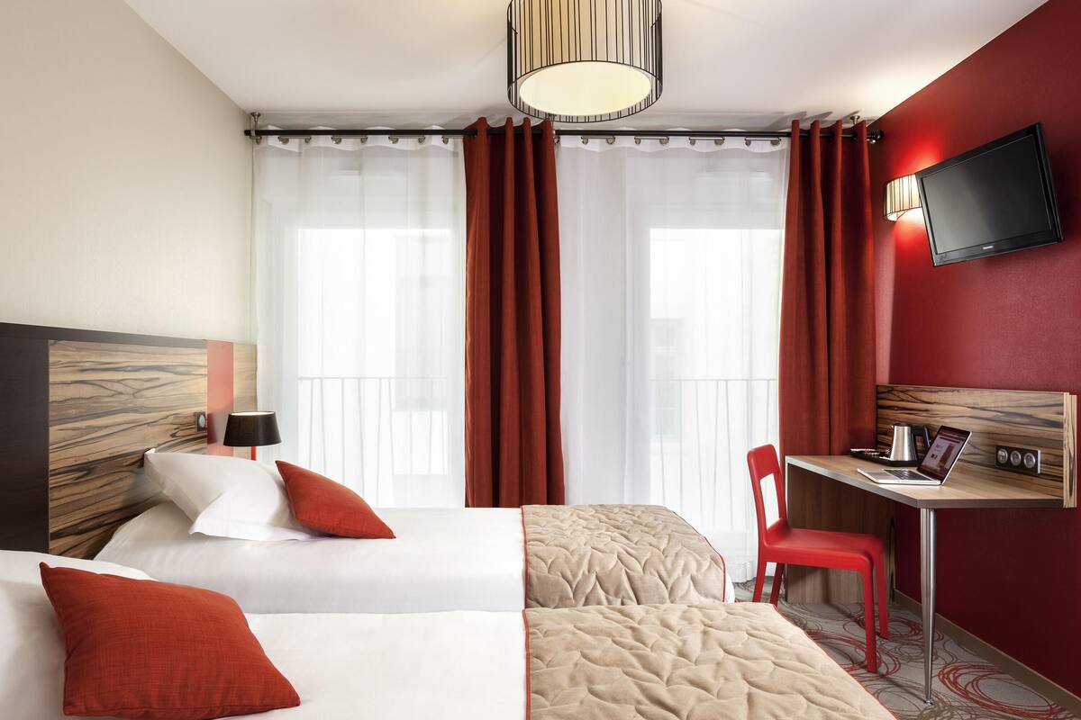 studio, 2 single beds | in-room safe, desk, laptop workspace, soundproofing