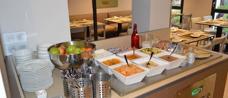 Desayuno buffet diario (EUR 15 por persona)