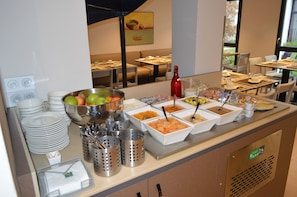 Petit déjeuner buffet (15 EUR par personne)