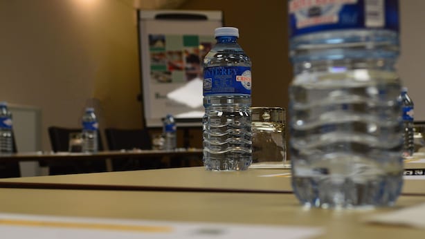 A conference table with water bottles and a glass. - Aparthotel Adagio Lyon Patio Confluence (Lyon)