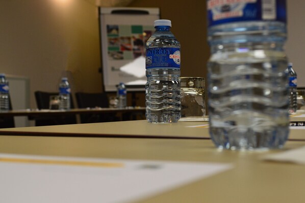 A conference table with water bottles and a glass. - Aparthotel Adagio Lyon Patio Confluence (Lyon)