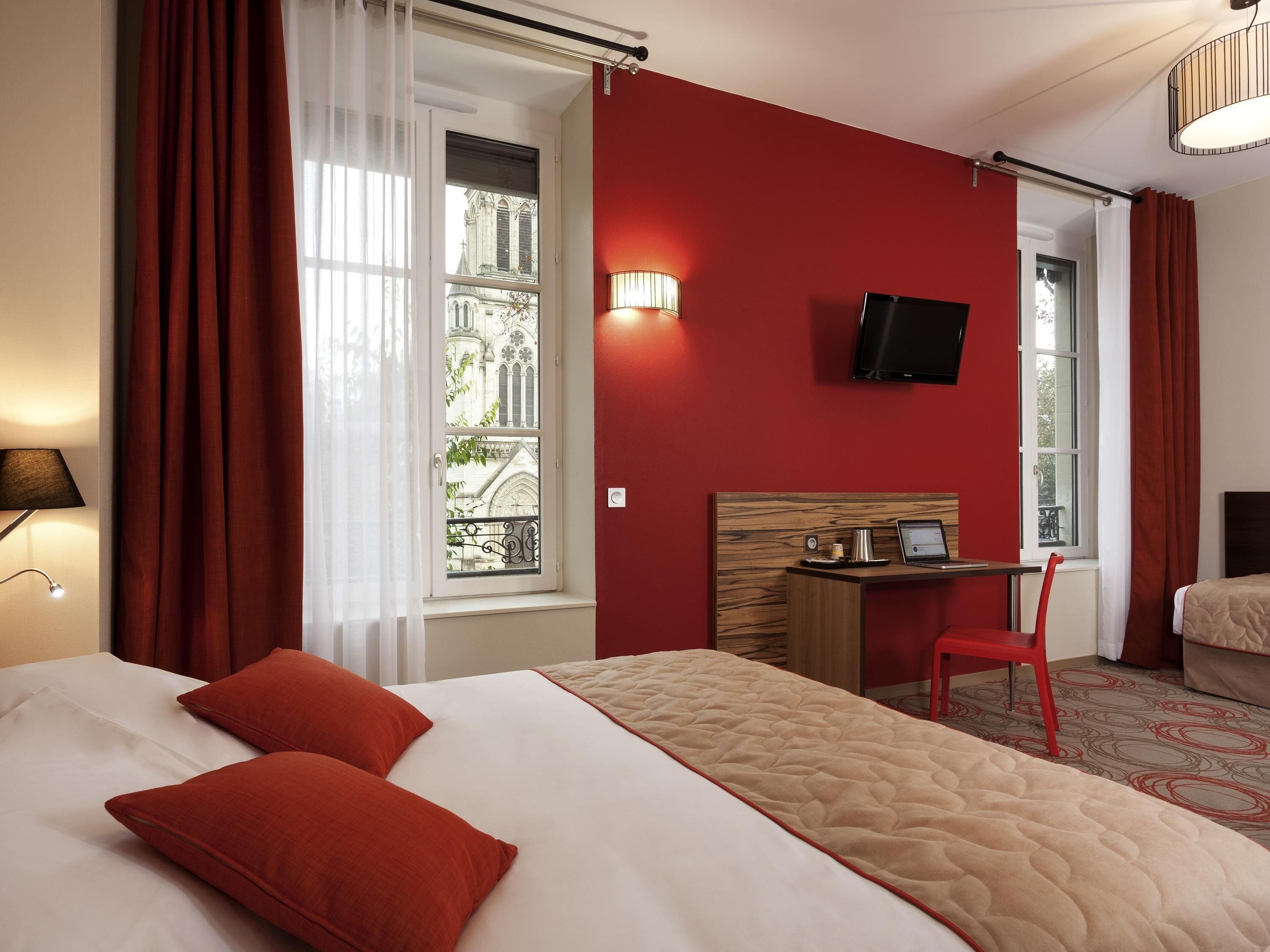 Studio Triple | Caja fuerte, escritorio, espacio para trabajar con un portátil