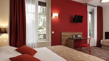 Studio Triple | Caja fuerte, escritorio, espacio para trabajar con un portátil