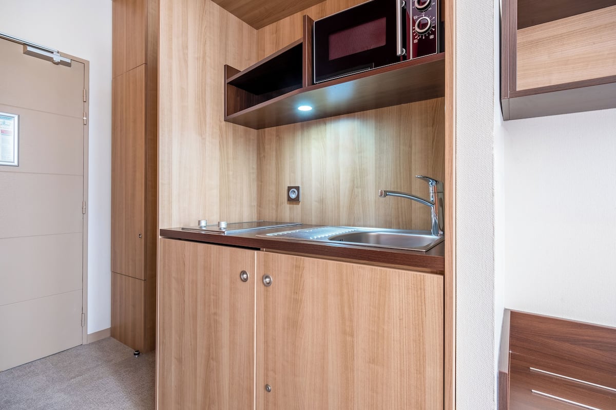 fridge, microwave, coffee/tea maker