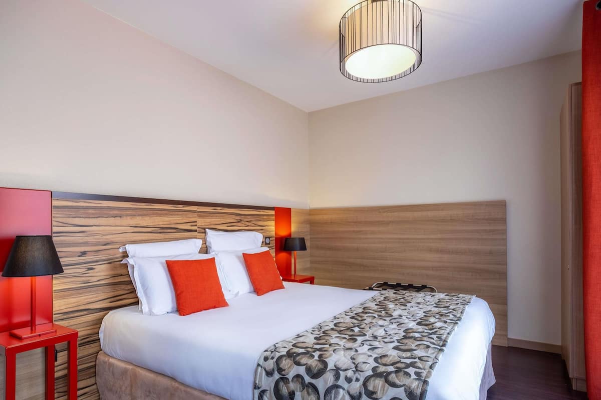 In-room safe, desk, laptop workspace, soundproofing