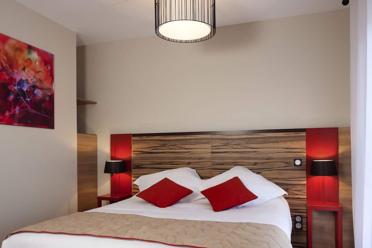 In-room safe, desk, laptop workspace, soundproofing