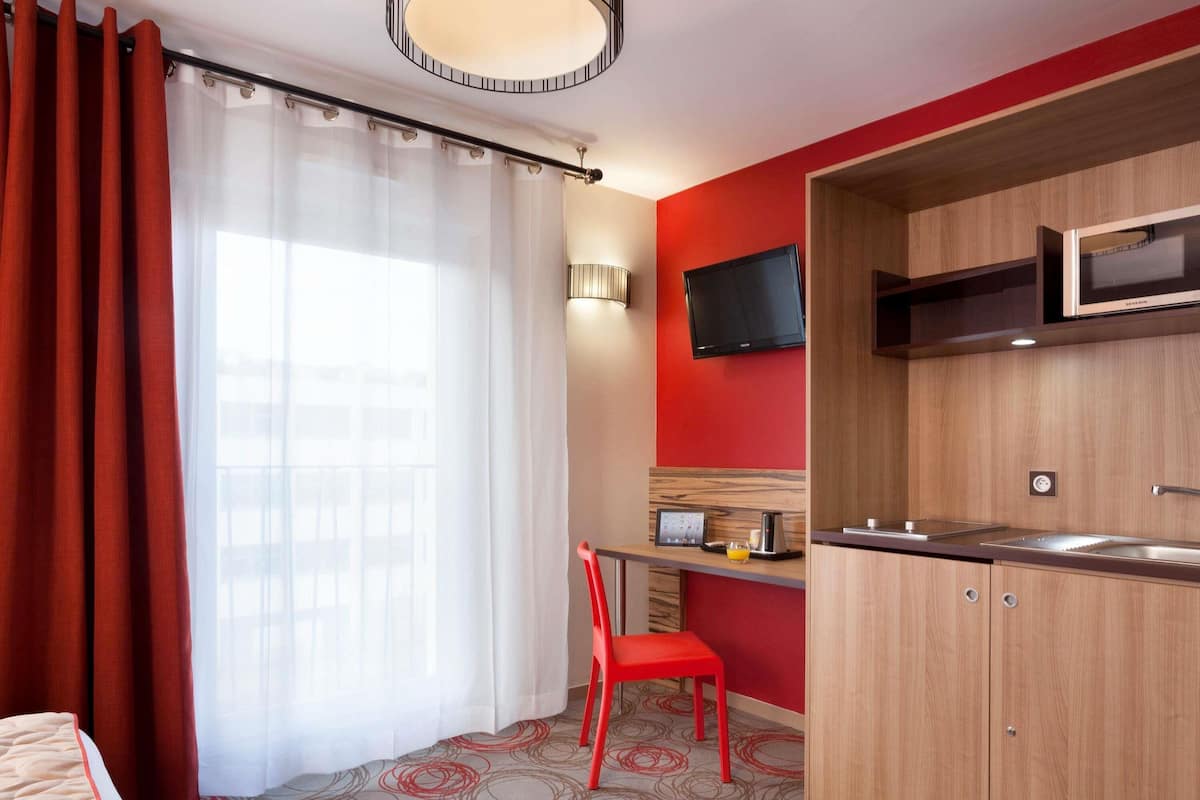 In-room safe, desk, laptop workspace, soundproofing