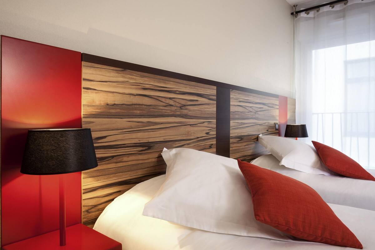 studio, 2 single beds | in-room safe, desk, laptop workspace, soundproofing